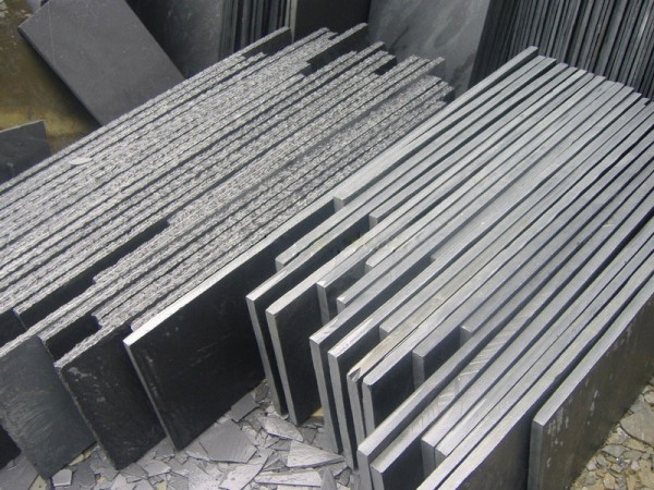 Slate steps in various sizes