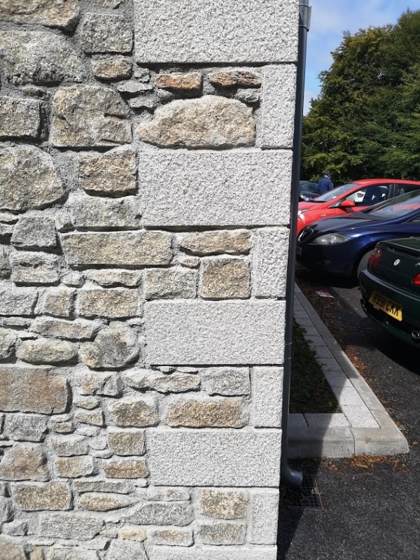 Dressed granite quoins used on the end of a building