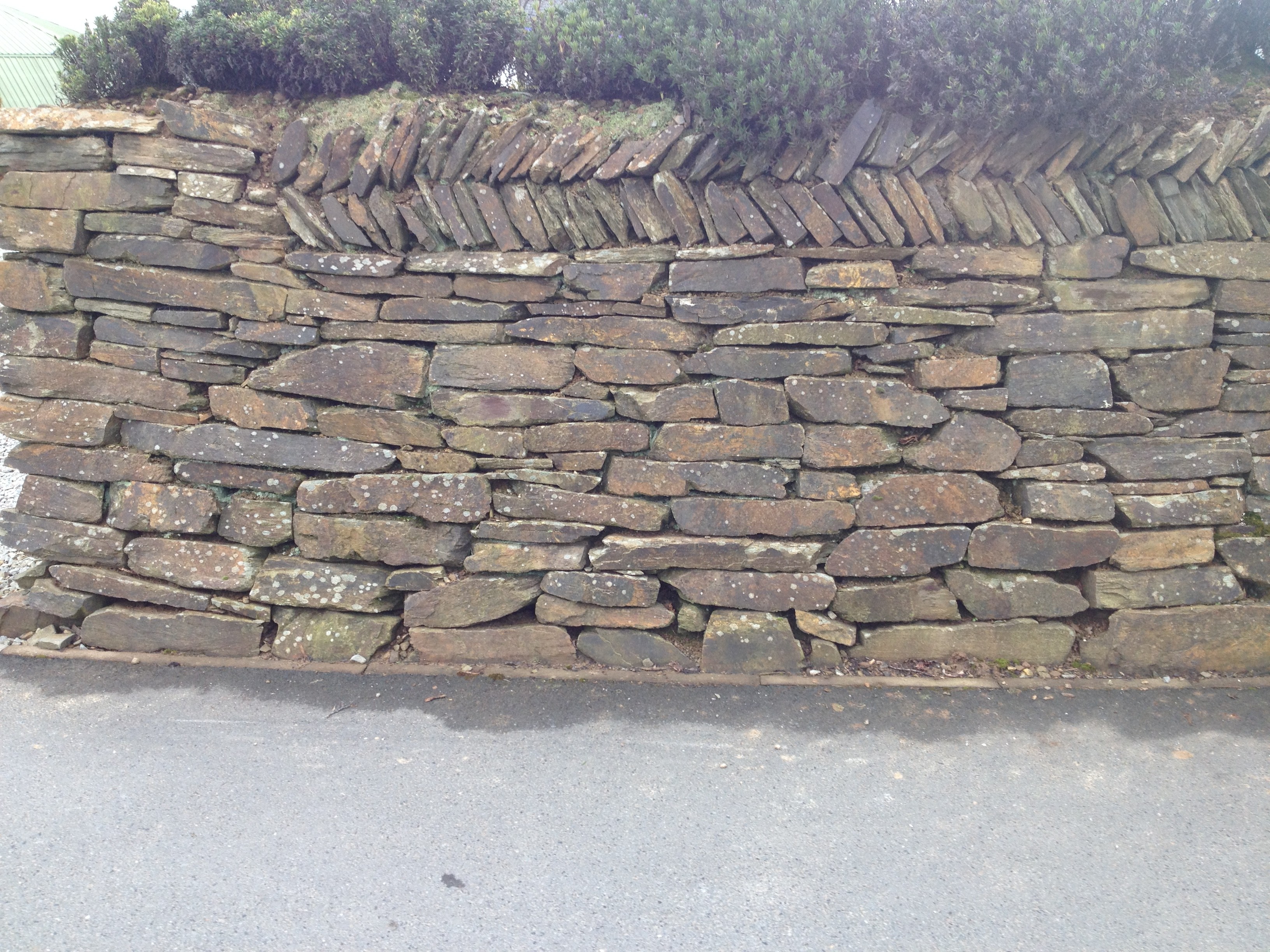 Medium slate walling stone 