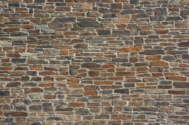 Rustic sawn stone used to face a building 