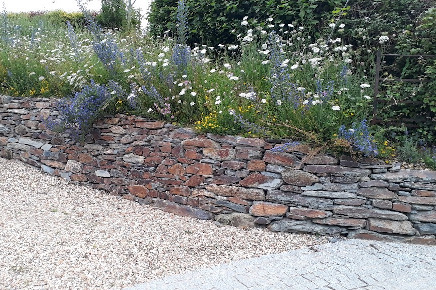 Garden hedging stone